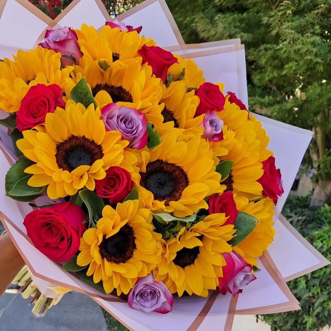 Ramo de 15 girasoles más 15 rosas fucsia y lilas - Imagen 1