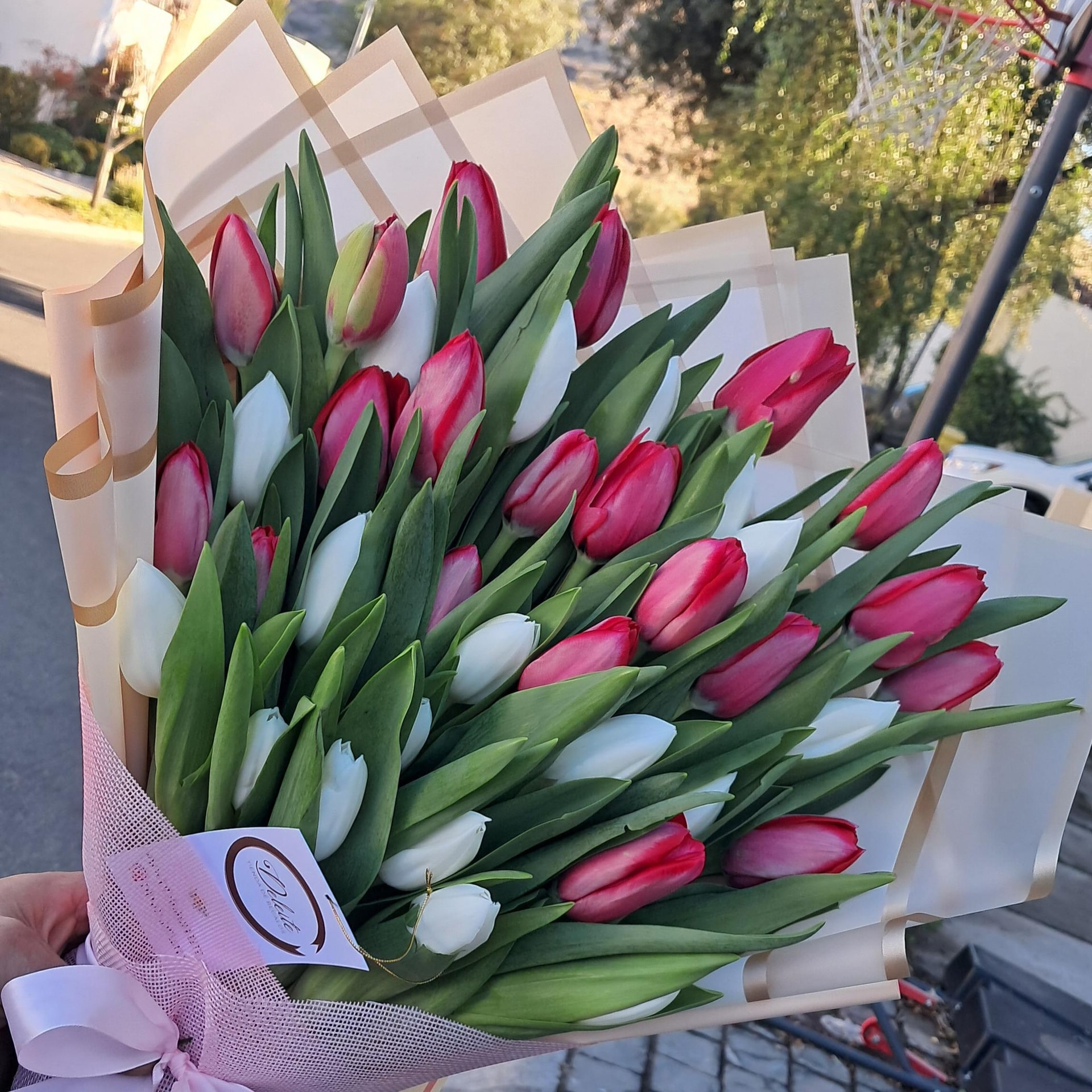 Ramo de 40 tulipanes mix blanco fucsia - Imagen 1