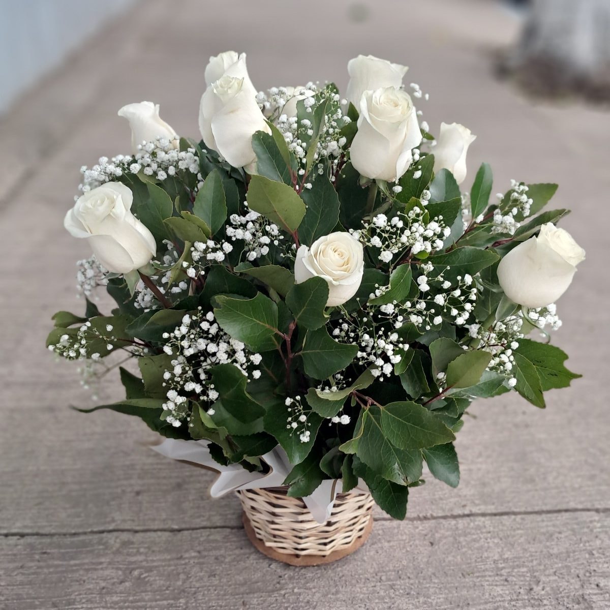 Canasta de 10 rosas blancas - Imagen 1