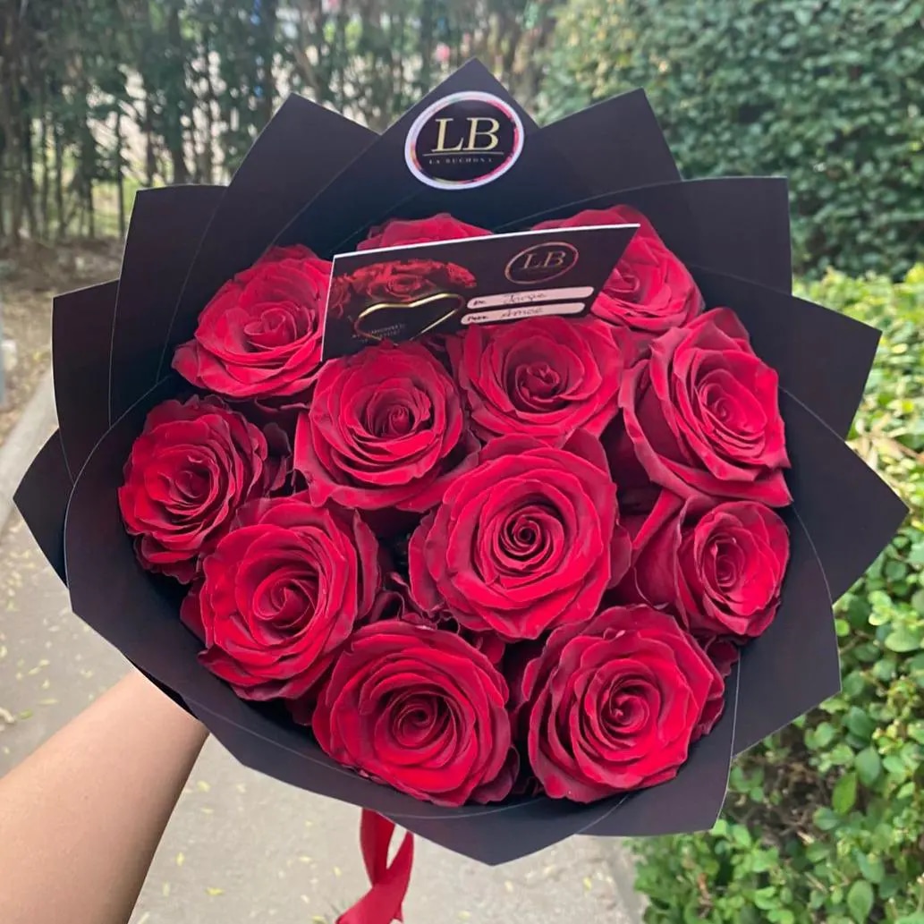 Ramo con 12 rosas rojas naturales