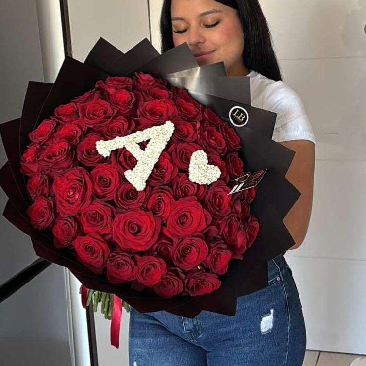Ramo de rosas rojas con Inicial - Imagen 1