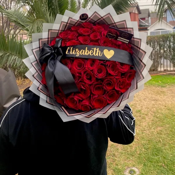 Ramo 50 rosas naturales con cinta personalizada