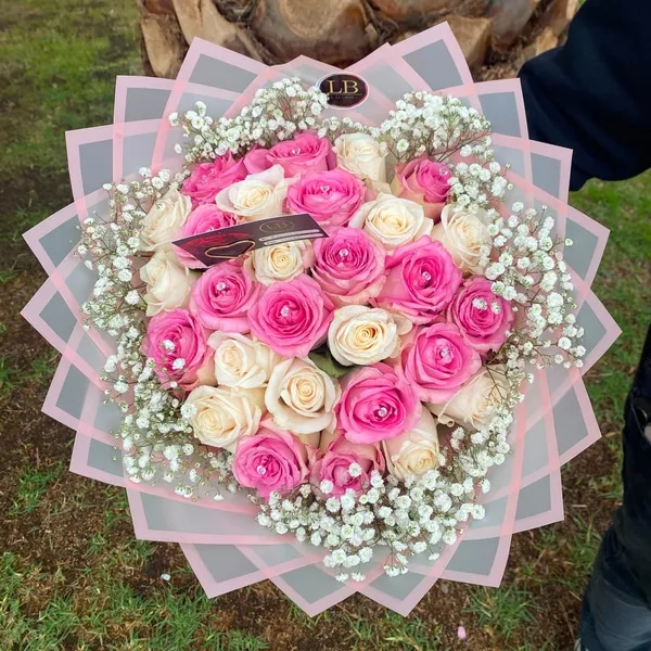 Ramo de 25 rosas rosadas y blancas