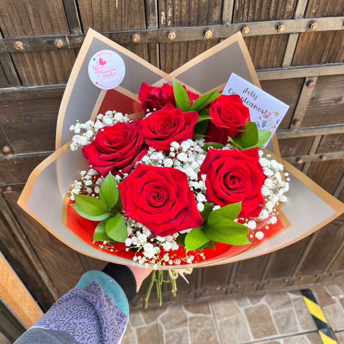 CAMILA - RAMO DE 6 ROSAS - Imagen 1