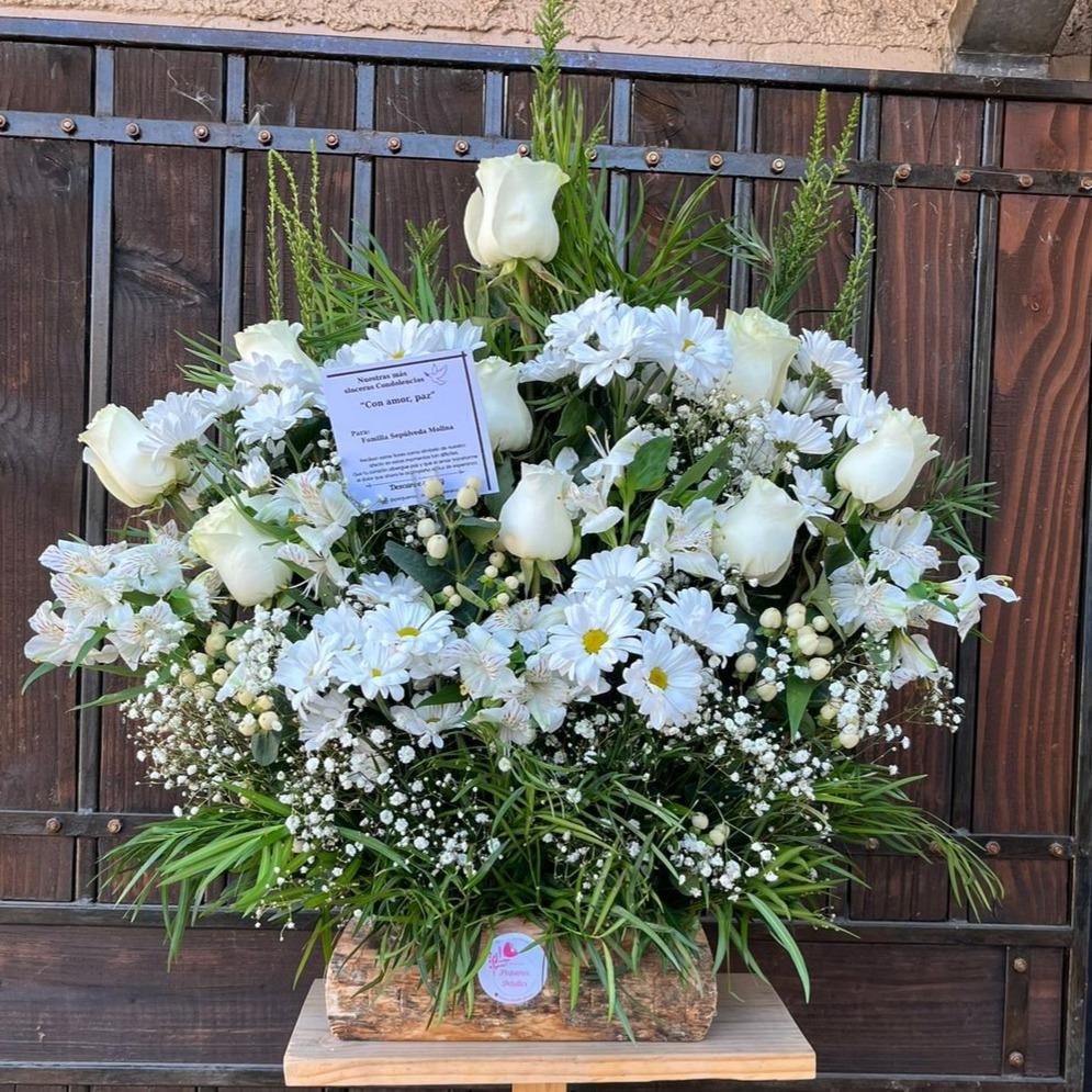 Abrazo en Flores - Arreglo mediano en tronco grande - Imagen 1
