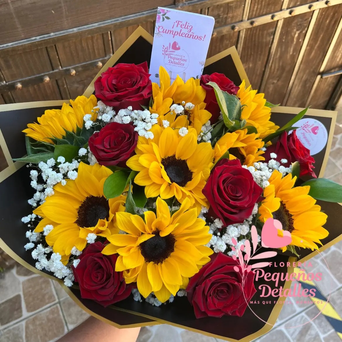 Amanecer de Amor - Ramo de girasoles y rosas