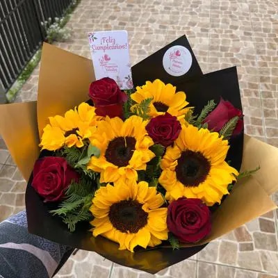 Amanecer de Amor - Ramo de girasoles y rosas