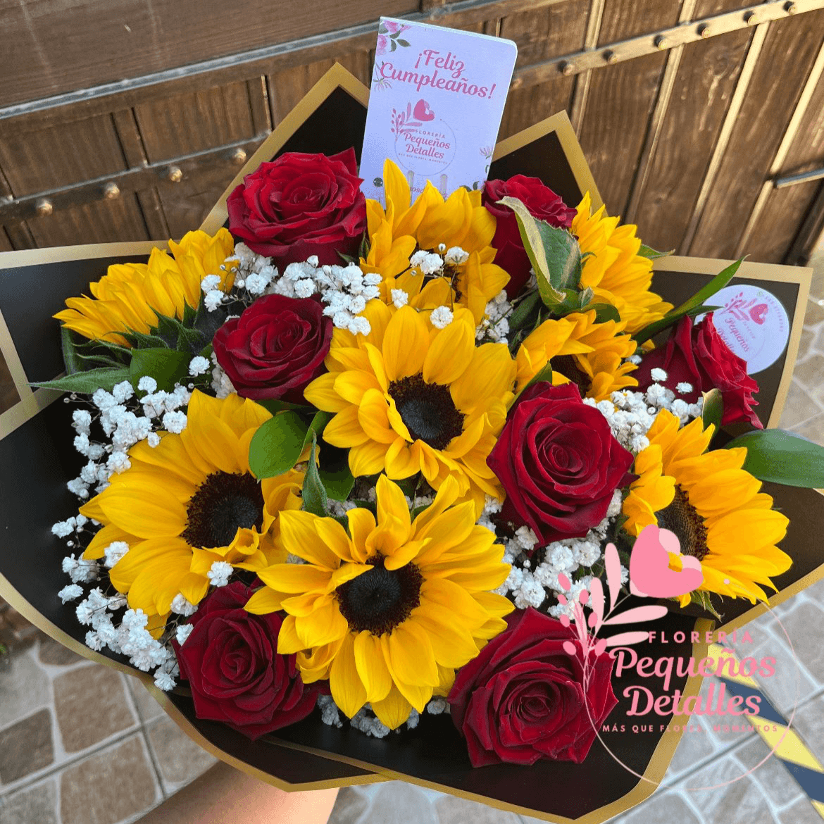 Amanecer de Amor - Ramo de girasoles y rosas - Imagen 1