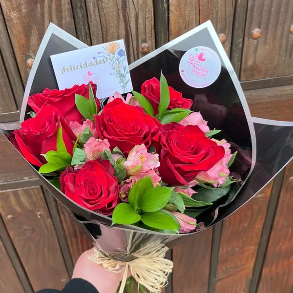 NICOLE - RAMO DE ROSAS Y ASTROMELIAS