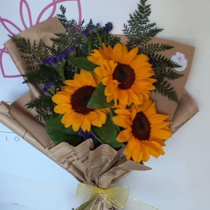Bouquet de 3 girasoles junto a flores secundarias y follaje - Imagen 1