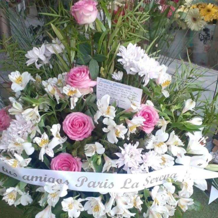 ARREGLO FUNEBRE GRANDE CON CINTA PERSONALIZADA - Imagen 1
