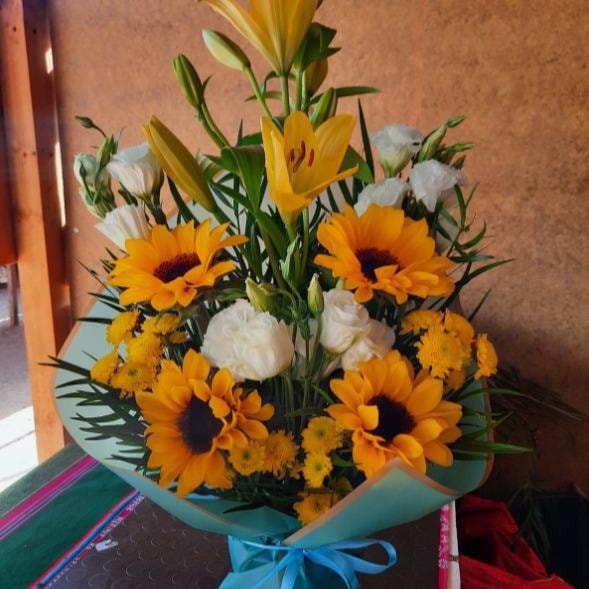 Cecila - Arreglo con Girasoles, Liliums y lisianthus - Imagen 1