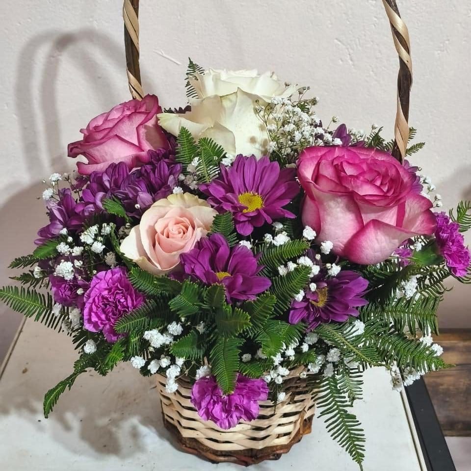 Esperanza - Canasto con rosas y maules - Imagen 1