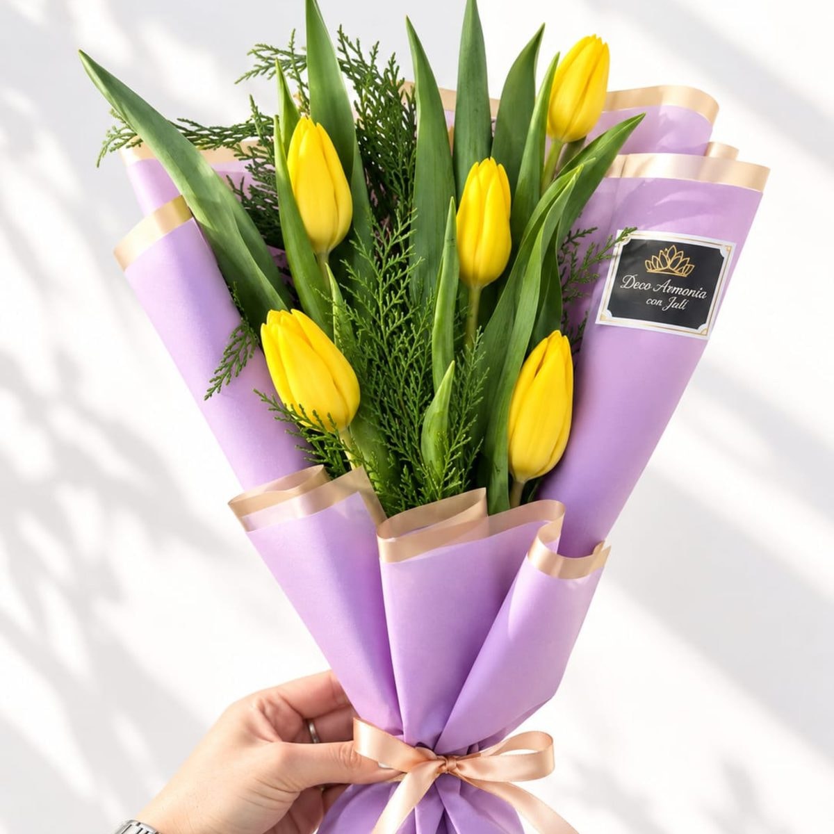Mini ramo de 5 tulipanes amarillos - Imagen 1