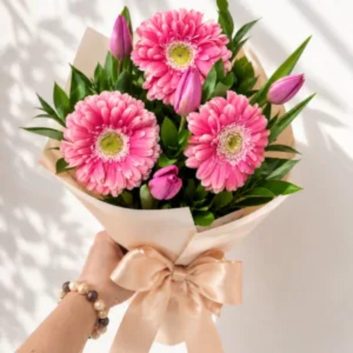 Ramo de 4 tulipanes y 3 gerberas - Imagen 1