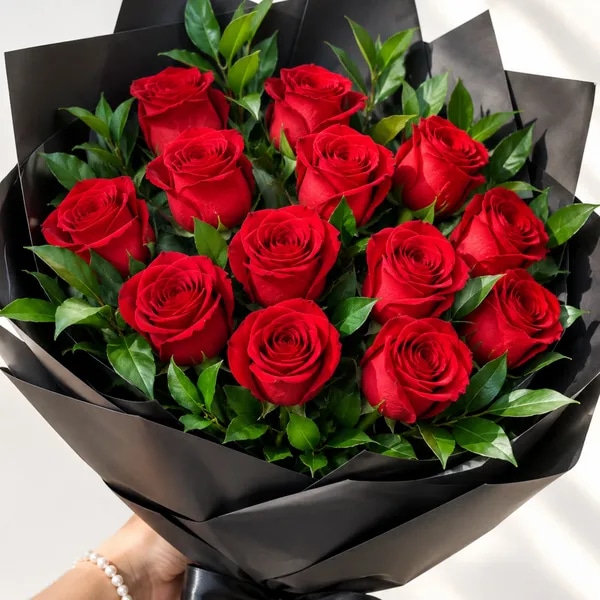 Ramo de 12 rosas Rojas más Follaje del día