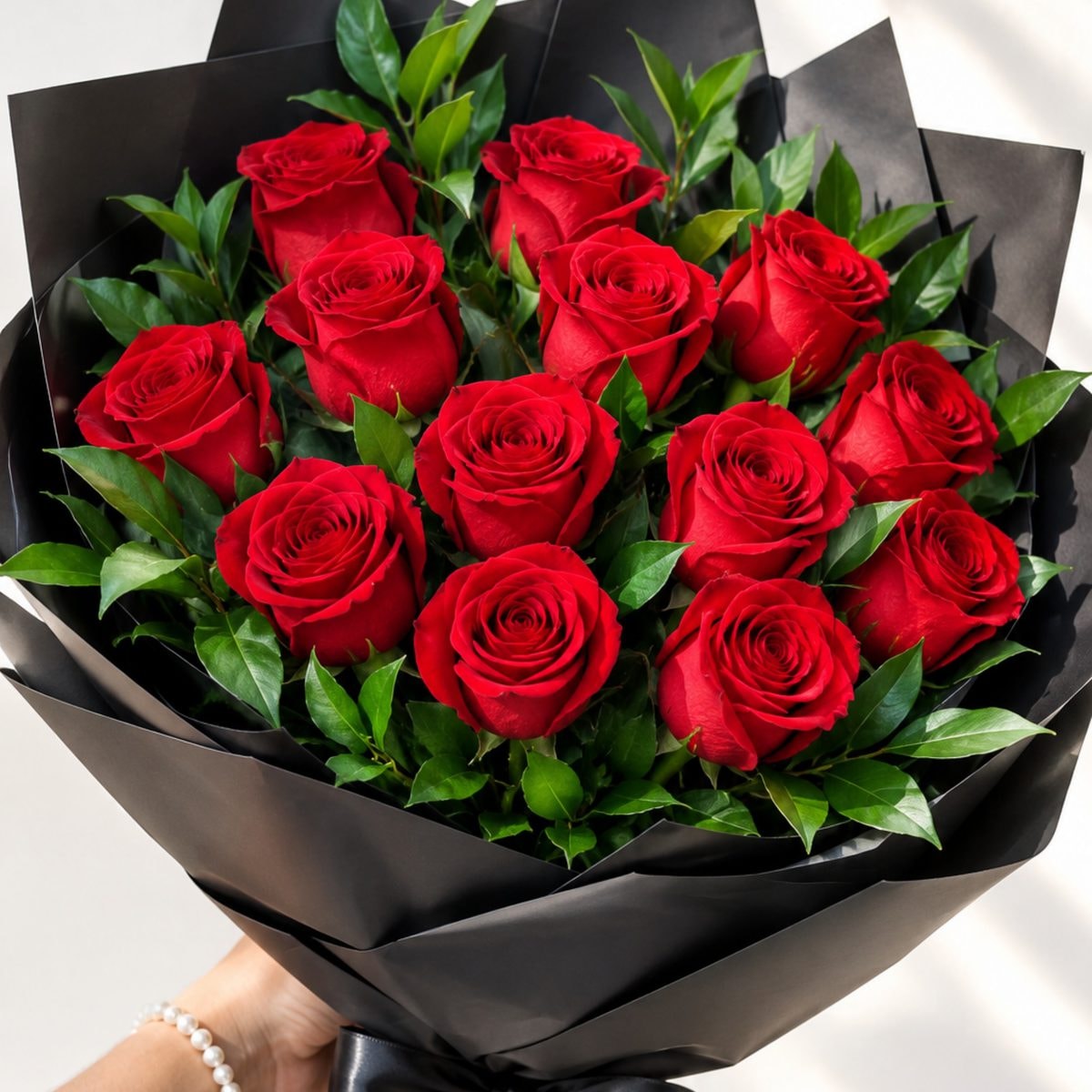 Imagen referencial generada con IA de Ramo de 12 rosas Rojas más Follaje del día