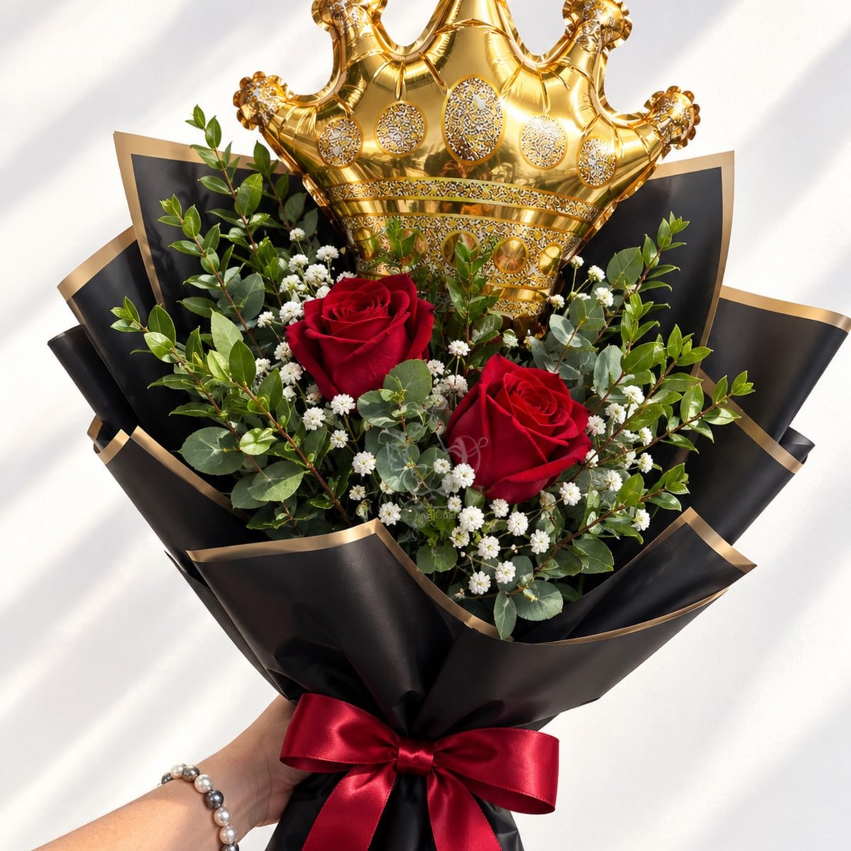 Imagen referencial generada con IA de Ramo de 2 rosas Rojas más Globo