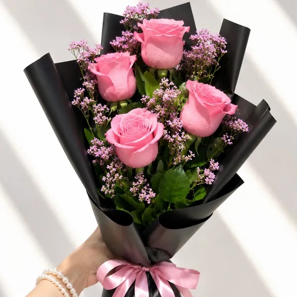 ramo de 4 rosas Rosadas con follajes del día