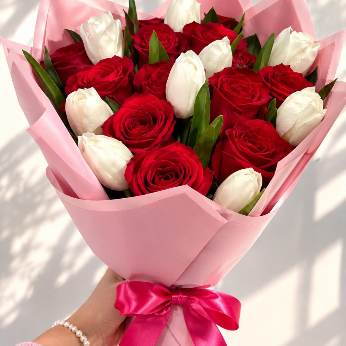 Imagen referencial generada con IA de Ramo de 12 rosas ROJAS Y 9 TULIPANES