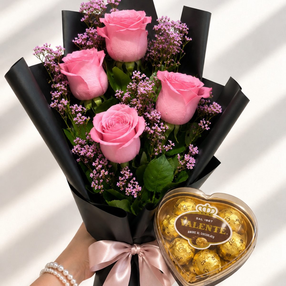 Imagen referencial generada con IA de Ramo de Rosas Rosadas & Chocolate