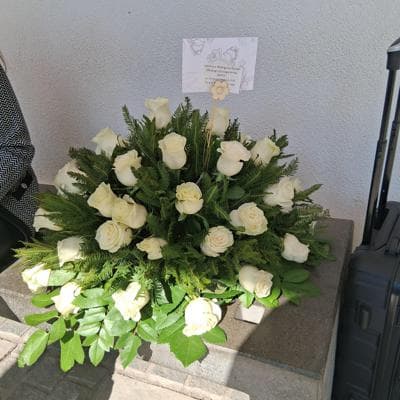 Consuelo Blanco - cubre urna 40 rosas ecuatorianas blanco