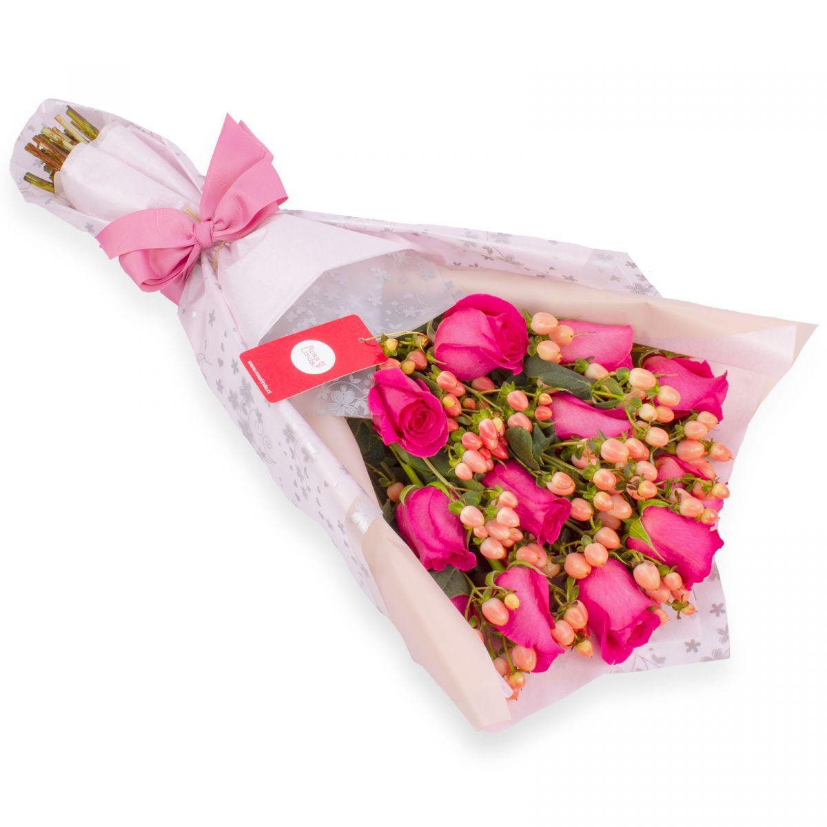 Antonia en Ramo - 12 rosas ecuatorianas fucsia e hypericum - Imagen 1