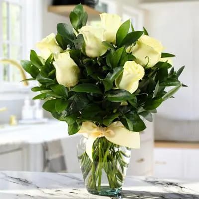 Amparo en Ánfora 12 rosas - Florero de vidrio tipo ánfora con 12 rosas color blanco