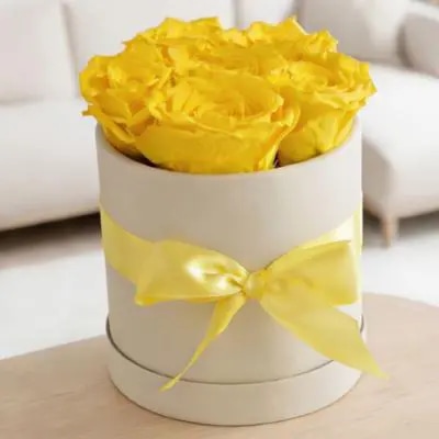 Rosas Preservadas en Sombrerero - arreglo con 6 rosas preservadas amarillo
