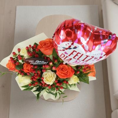 Dulce Madre Blanco Naranjo - Arreglo floral con rosas, hypericum y globo Feliz Día mamá - Imagen 4