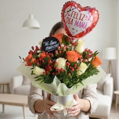 Dulce Madre Blanco Naranjo - Arreglo floral con rosas, hypericum y globo Feliz Día mamá - Imagen 5