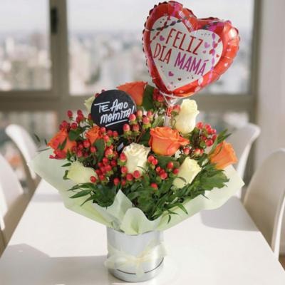 Dulce Madre Blanco Naranjo - Arreglo floral con rosas, hypericum y globo Feliz Día mamá - Imagen 1