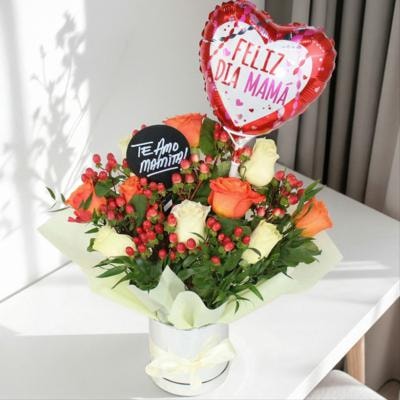 Dulce Madre Blanco Naranjo - Arreglo floral con rosas, hypericum y globo Feliz Día mamá - Imagen 7