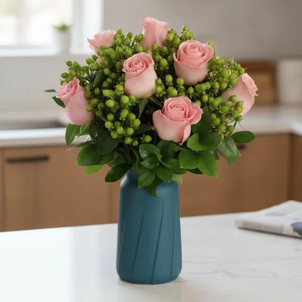 Francisca Rosado - Florero Plástico 9 rosas e hypericum
