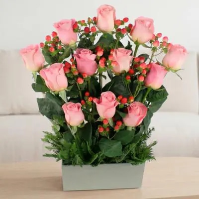 Jardín Rosas rosado - Arreglo 12 rosas rosadas e hypericum