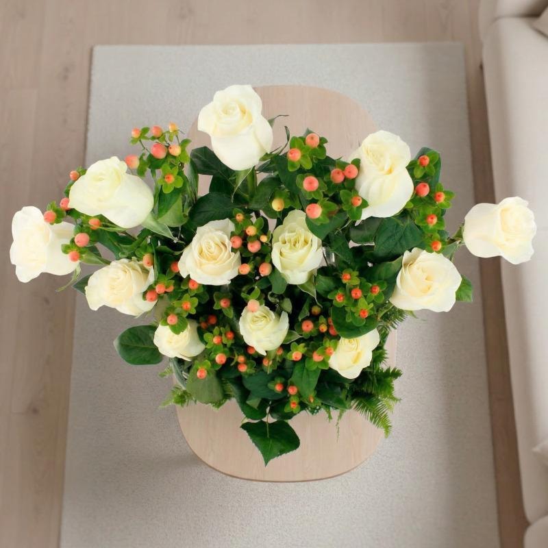 Jardín Rosas Blanco - Arreglo 12 rosas blanco e hypericum - Imagen 3