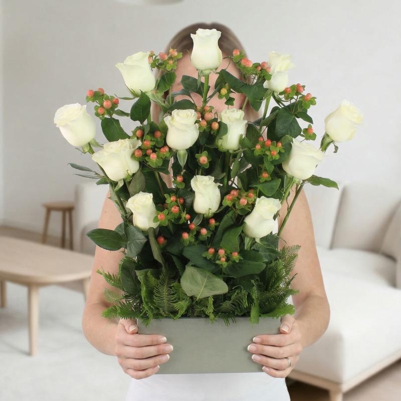 Jardín Rosas Blanco - Arreglo 12 rosas blanco e hypericum - Imagen 4