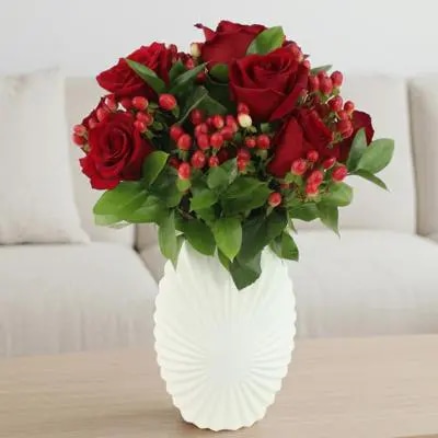 Complicidad Rojo - Arreglo floral con rosas rojas e hypericum
