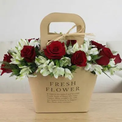 Agustina en flower bag - Arreglo 10 rosas rojo y astromelias