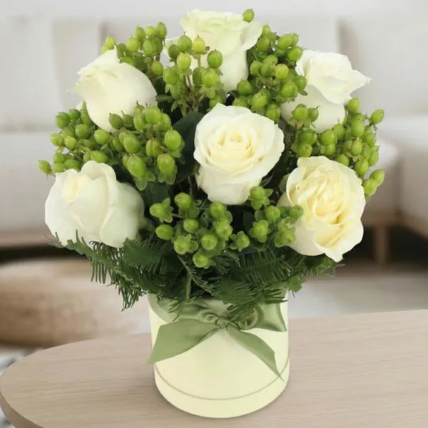 Antonia en Sombrero - Arreglo con 9 rosas blanco e hypericum