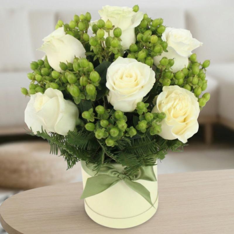 Antonia Blanco en Sombrero - Arreglo con 9 rosas e hypericum - Imagen 1