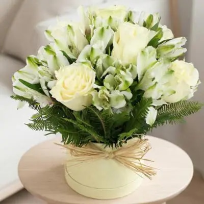 Agustina en sombrero - Arreglo 9 rosas blanco y astromelias
