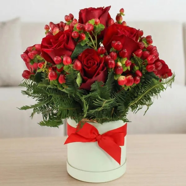 Antonia en Sombrero - Arreglo 9 rosas rojo e hypericum