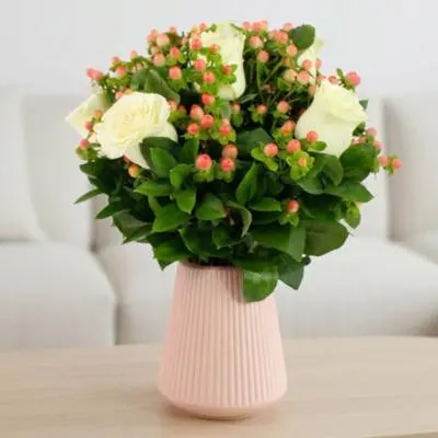 Josefa Blanco - Florero Plástico 9 rosas e hypericum