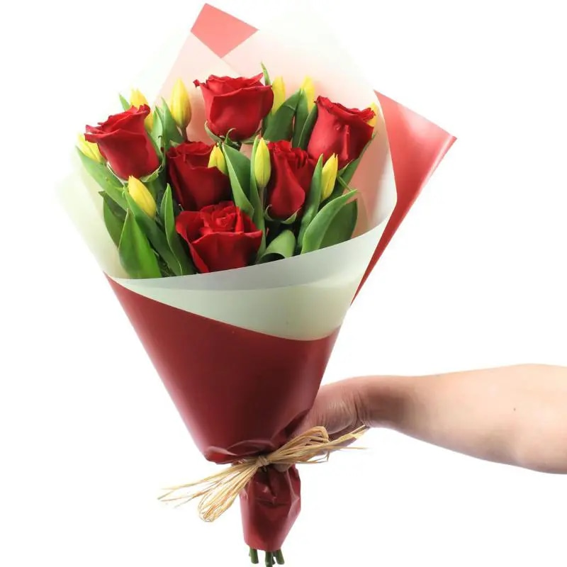 Dominga en Ramo -Ramo de Rosas Rojo y Tulipanes amarillo