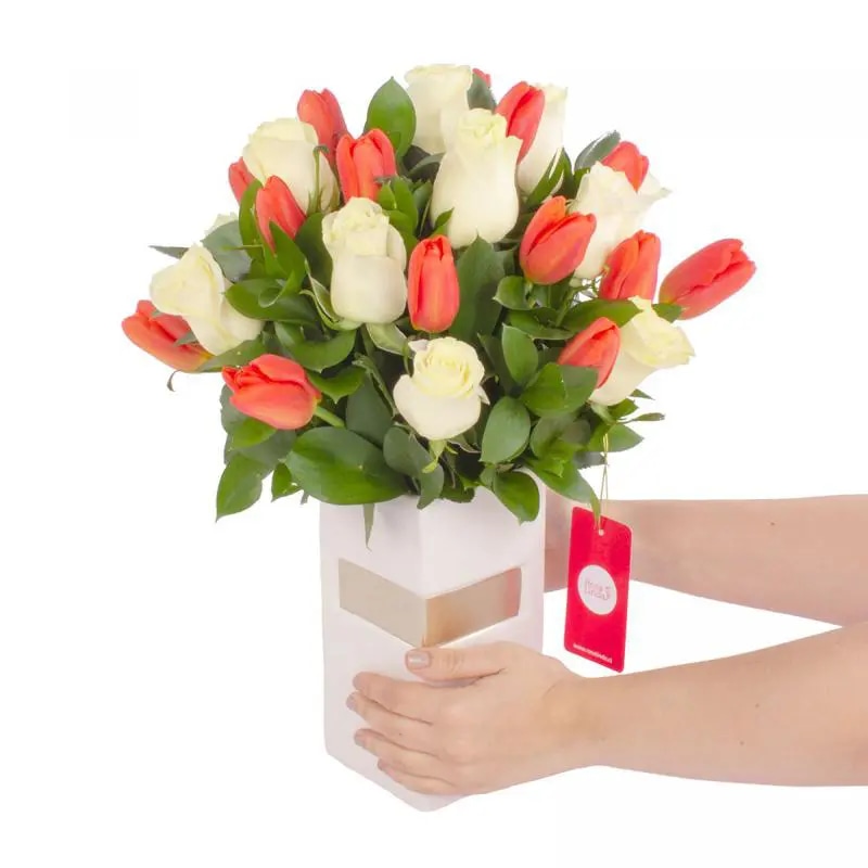 Dominga Rosas blanco y Tulipanes naranjo - Arreglo Floral