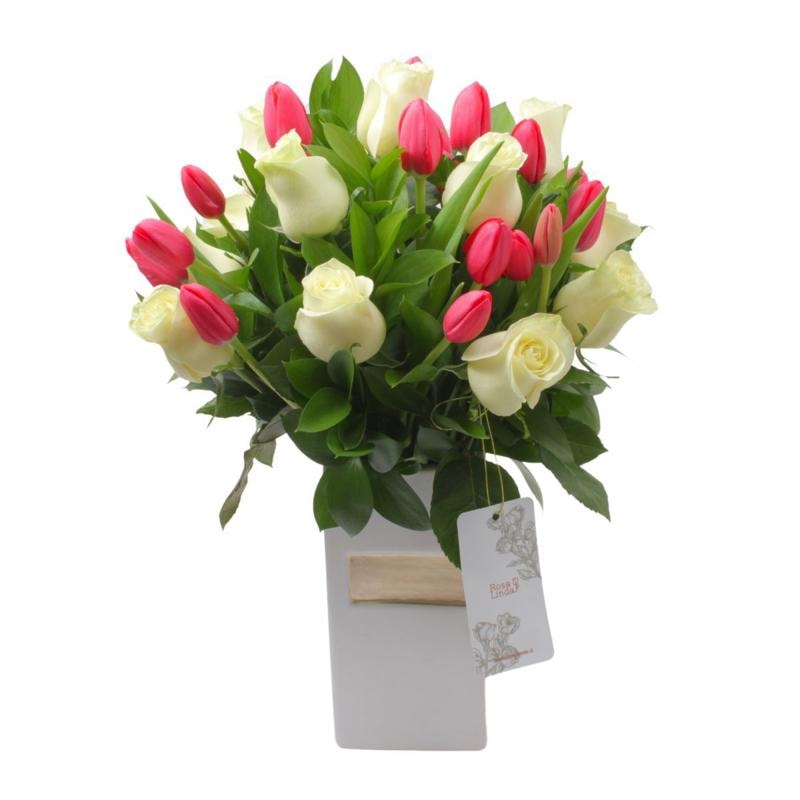 Dominga Rosas Blanco y Tulipanes Fucsia - Arreglo floral - Imagen 2