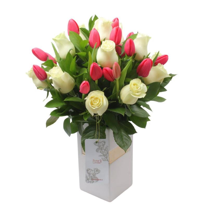 Dominga Rosas Blanco y Tulipanes Fucsia - Arreglo floral - Imagen 3