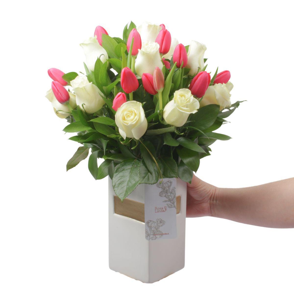 Dominga Rosas Blanco y Tulipanes Fucsia - Arreglo floral - Imagen 1