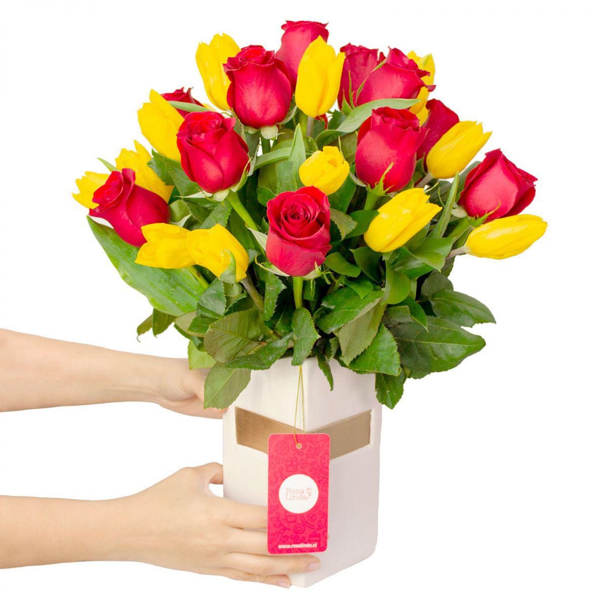 Dominga Rosas rojo y Tulipanes amarillo - Arreglo floral - Imagen 1